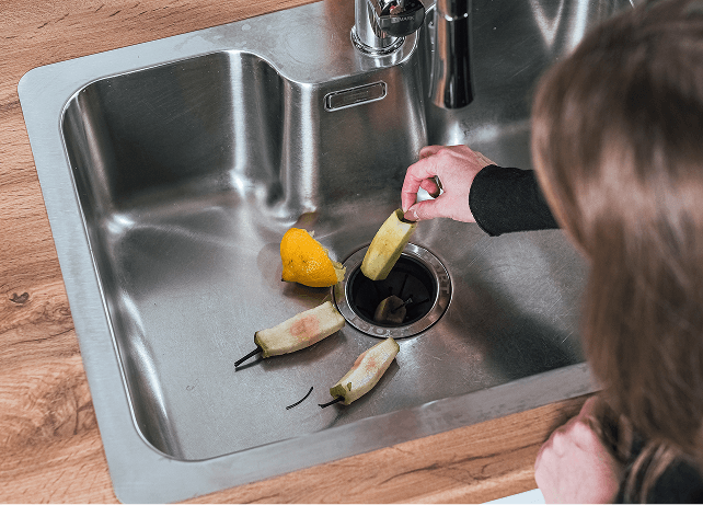 Фланец измельчителя BORT, установленный в раковине